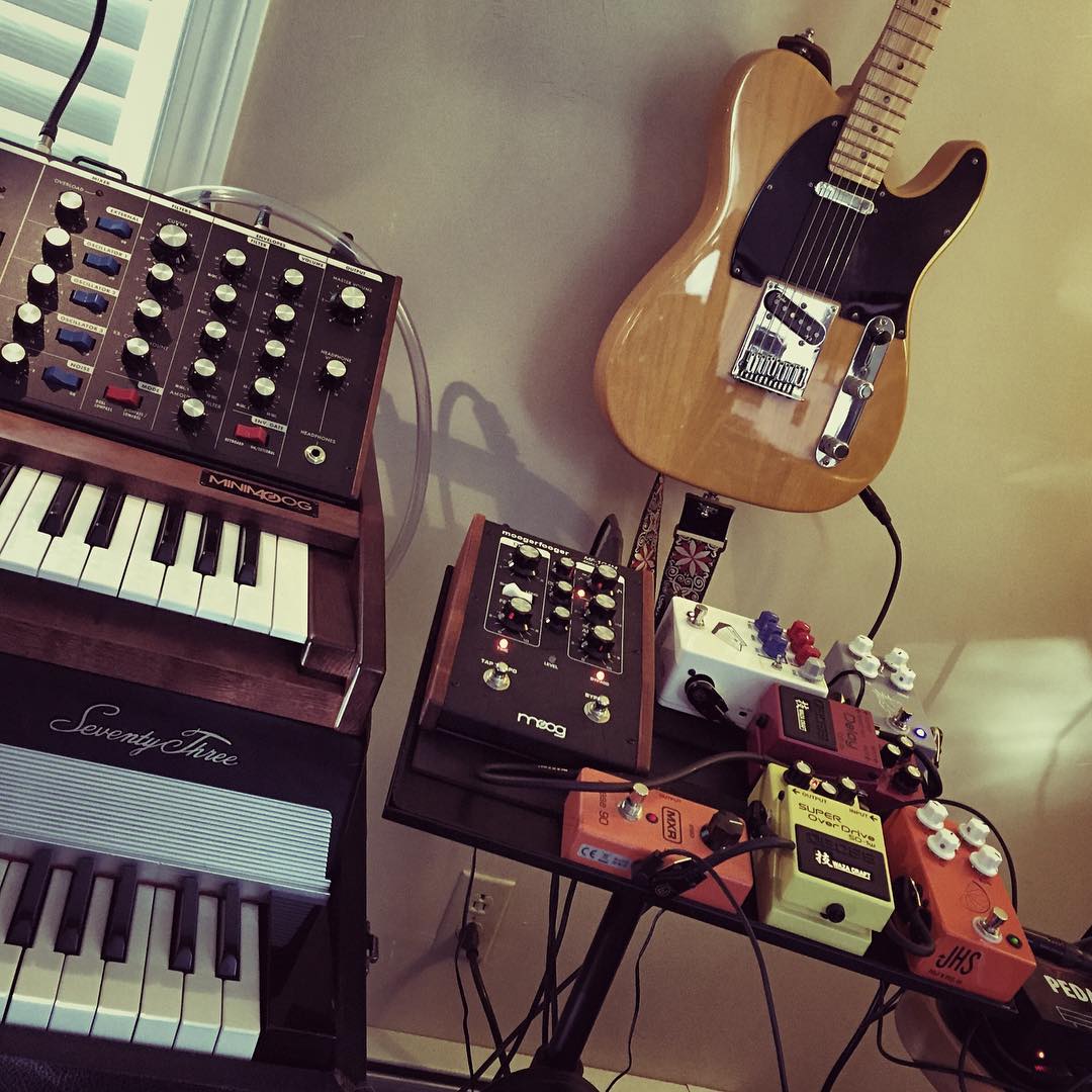 Quik Lok laptop stand doubles as a pretty sweet pedal board